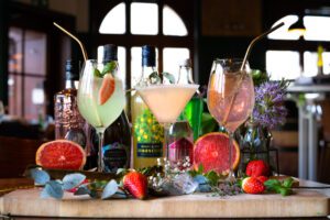 Mehr über den Artikel erfahren Cocktailkurs: Eine spritzige Idee zum Geburtstag, als Geschenk oder als Teamevent