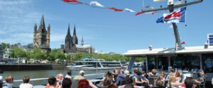 Mehr über den Artikel erfahren Erleben Sie Genuss auf dem Wasser: Bootstour und Weinprobe mit JuBo Weinhaus in Köln
