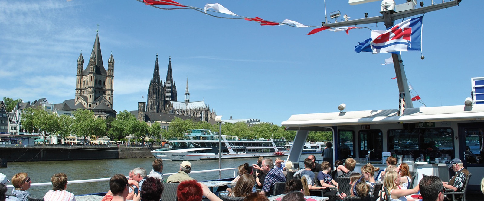 Mehr über den Artikel erfahren Erleben Sie Genuss auf dem Wasser: Bootstour und Weinprobe mit JuBo Weinhaus in Köln