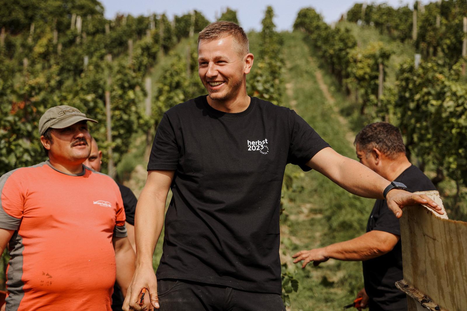 Mehr über den Artikel erfahren Weinwanderung inklusive Weingut Besichtigung, Weinprobe und Bratwurst & Grillkäse mit Weingut Luff X JuBo