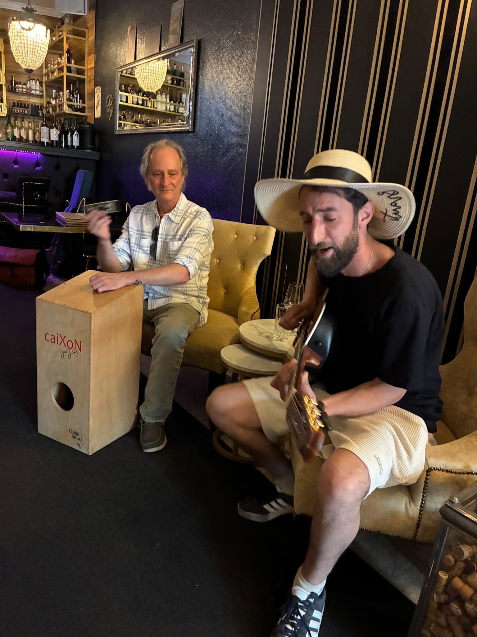 Mehr über den Artikel erfahren Live Musik Abend in der Korkenzieher Bar x JuBo Events 🎸🪘🔥